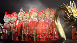 Auf einem Drachenschiff werden die Kinder wie Sklaven zur Schau gestellt. / © Beatrice Tomasetti (DR)