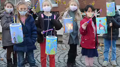 Auf vielen Laternen ist der Heilige Martin deutlich erkennbar. / © Beatrice Tomasetti (DR)