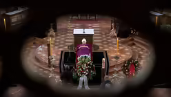 Aufbahrung Kardinal Lehmann Mainz  / &copy; Boris Roessler (dpa)