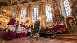 Der aufgebahrte Karl Kardinal Lehmann  / &copy; Boris Roessler (dpa)