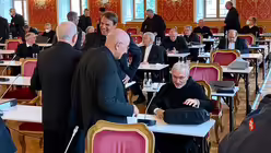 Aufgeräumte Stimmung im Sitzungssaal. (DR)