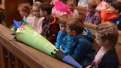 Aufgeregt sitzen die 42 Schulanf&auml;nger in den B&auml;nken / &copy; Beatrice Tomasetti (DR)