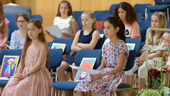 Aufmerksam lauschen die Kinder der Katechese von Schulseelsorger Hofer / © Beatrice Tomasetti (DR)