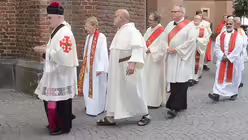 Aus allen D&uuml;sseldorfer Gemeinden nehmen Priester an der Stadtprozession teil. / &copy; Tomasetti (DR)