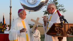 Aus dem originalen WJT-Kreuz auf dem Hügel wurden viele kleine Kreuze gefertig. Die Ausgabe 403 - mit Zertifikat - erhält Bischof Hofmann. / © Beatrice Tomasetti (DR)