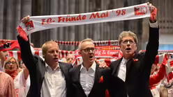 Aus voller Kehle singt das Vorstandteam die FC-Hymne mit. / &copy; Beatrice Tomasetti (DR)