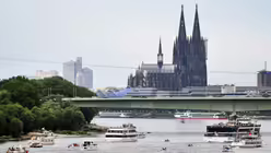 Ausgerichtet von der Katholischen Pfarrgemeinde St. Clemens und Mauritius wird die Monstranz auf einem Rheinschiff den Flu&szlig; hinauf bis zur Zoobr&uuml;cke und wieder rheinabw&auml;rts nach M&uuml;lheim gefahren / &copy; Ina Fassbender (dpa)