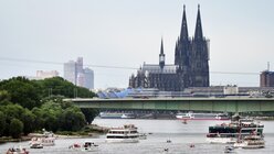 Ausgerichtet von der Katholischen Pfarrgemeinde St. Clemens und Mauritius wird die Monstranz auf einem Rheinschiff den Fluß hinauf bis zur Zoobrücke und wieder rheinabwärts nach Mülheim gefahren / © Ina Fassbender (dpa)
