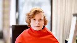 Außerdem ist ein Messdiener dabei / © Marion Sendker (DR)