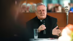 Bischof Hofmann w&auml;hrend einer Rede (KNA)