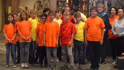 Eine Gruppe von Kindern, die f&uuml;r Gefl&uuml;chtete stehen  / &copy; Tomasetti (DR)