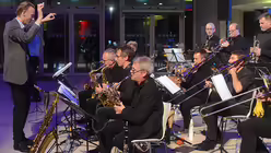 Bandleader Marcus Bartelt sorgt f&uuml;r abwechslungsreiche Tanzmusik. / &copy; Tomasetti (DR)