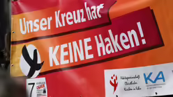 Banner der Kirchen mit der Aufschrift "Unser Kreuz hat keine Haken" / &copy; Dominik Becker (DR)