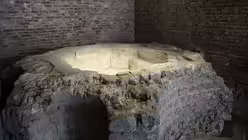 Das achteckige Taufbecken stammt wahrscheinlich aus dem 6. Jahrhundert  (Erzbistum Köln)