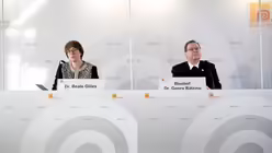 Beate Gilles und Bischof Georg B&auml;tzing / &copy; Sascha Steinbach (epa pool)