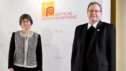 Beate Gilles und Bischof Georg B&auml;tzing / &copy; Sascha Steinbach (epa pool)