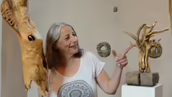 Beatrix Rey zwischen ihren Arbeiten "Baumgeist" und "In memoriam". / © Tomasetti (DR)