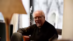 Begleitet werden die Jungs von Diakon Reimund Witte / &copy; Marion Sendker (DR)