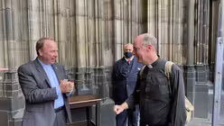 Begrüßung am Ziel durch Domdechant Msgr. Robert Kleine (DR)