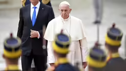 Begr&uuml;&szlig;ungzeremonie f&uuml;r den Papst / &copy; Andreea Alexandru (dpa)