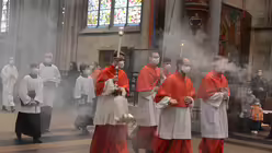 Bei besonders feierlichen Gottesdiensten sind mehrere Weihrauchf&auml;sser im Einsatz. / &copy; Beatrice Tomasetti (DR)