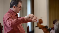 Bei Chorleiter Winfried Krane laufen alle F&auml;den zusammen. / &copy; Tomasetti (DR)