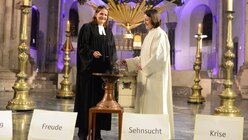 Bei den einzelnen Fürbitten legen Pfarrerin Anne Quaas und Kristell Köhler jeweils Weihrauchkörner nach. / © Tomasetti (DR)