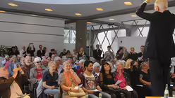 Bei den Showeinlagen von Harald Schmidt ging das Publikum mit. / © Tomasetti (DR)