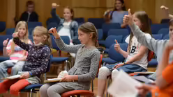  Bei der Abfrage eines Stimmungsbildes bez&uuml;glich der Vorfreude auf die Ferien gehen alle Daumen nach oben / &copy; Tomasetti (DR)