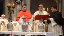 Bei der Chrisam-Messe werden die Öle geweiht. Dommessdiener Max Kindervater assistiert dem Erzbischof. (DR)