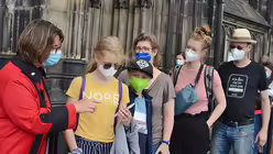 Bei der Einlasskontrolle überprüft Nicole Reitgruber die Online-Anmeldung für den Dom. / © Beatrice Tomasetti (DR)