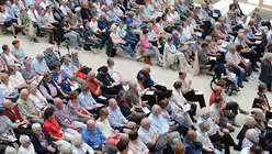 Bei der Eröffnung ist das Plenum bis auf den letzten Platz besetzt / © Beatrice Tomasetti (DR)