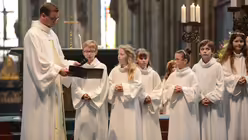 Bei der Erstkommunion mache Jesus den Menschen das gr&ouml;&szlig;te Geschenk seiner Freundschaft, erkl&auml;rt Seelsorger Hofer den Kindern. / &copy; Tomasetti (DR)