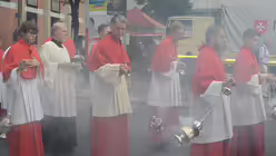 Bei der Fronleichnamsprozession führen die Messdiener gleich mehrere Weihrauchfässer mit / © Beatrice Tomasetti (DR)