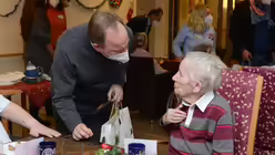 Bei diesem Besuch ist Zeit für einen Plausch. / © Beatrice Tomasetti (DR)