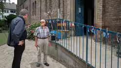 Bei seinem Besuch in Leverkusen-Opladen nahm sich Kardinal Woelki auch die Zeit, zur evangelischen Bielertkirche zu gehen, in der es große Schäden gibt, und den Menschen dort seine Anteilnahme auszudrücken / © Kathrin Becker  (Kirchenzeitung Koeln)