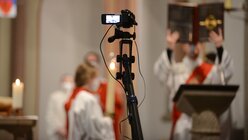 Beide Firmfeiern in St. Nikolaus sind für die, die nicht dabei sein können, im Livestream zu verfolgen. / © Beatrice Tomasetti (DR)