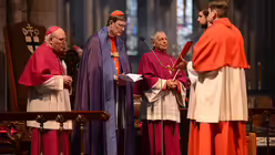 Beim 65-jährigen Priesterjubiläum von Weihbischof emeritus Dick hat Hubert Gatzweiler Buchdienst. (DR)