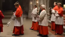 Beim Auszug tr&auml;gt Lydia Wallraf-Kl&uuml;nter das Vortragekreuz des Di&ouml;zesanverbandes / &copy; Beatrice Tomasetti (DR)