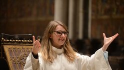 Beim Chorgebet könne man zur Ruhe kommen, findet Kirchenmusikerin Anna Goeke. / © Beatrice Tomasetti (DR)