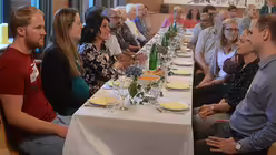 Beim Essen ist es leicht, miteinander ins Gespr&auml;ch zu kommen / &copy; Beatrice Tomaetti (DR)