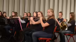 Beim Festakt spielt ein Projektorchester der Erzbisch&ouml;flichen Ursulinenschule K&ouml;ln / &copy; Beatrice Tomasetti (DR)