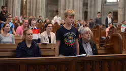 Beim gregorianischen Choral "Tria sunt munera" stehen alle Chorknaben auf. / &copy; Beatrice Tomasetti (DR)