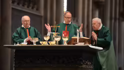 Beim Hochgebet: Dompropst Bachner, Prälat Feldhoff und Prälat Schöller. / © Beatrice Tomasetti (DR)