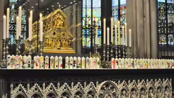 Beim Tauferinnerungsgottesdienst stehen immer die selbstgebastelten Kerzen der Kommunionkinder auf dem Altar. (Archivbild) / © Beatrice Tomasetti (DR)