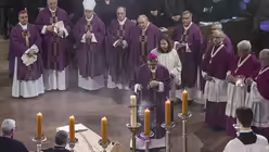 Das Requiem f&uuml;r Karl Kardinal Lehmann beginnt  / &copy; Boris Roessler (dpa)