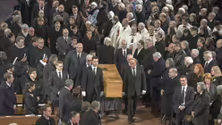 Der Sarg wird durch den Mainzer Dom getragen... (dpa)