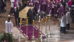 ...und direkt vorm Altar im Dom abgestellt (dpa)