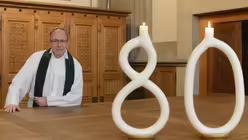 Bereits in der Sakristei weist alles auf den pers&ouml;nlichen Festtag hin: Pr&auml;lat Dr. h. c. Norbert Feldhoff begeht seinen 80. Geburtstag. / &copy; Beatrice Tomasetti (DR)