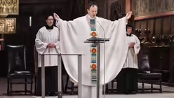 Bernd Hagenkord feiert den Gottesdienst während der Synodalversammlung am 31. Januar 2020 / ©  Harald Oppitz (KNA)